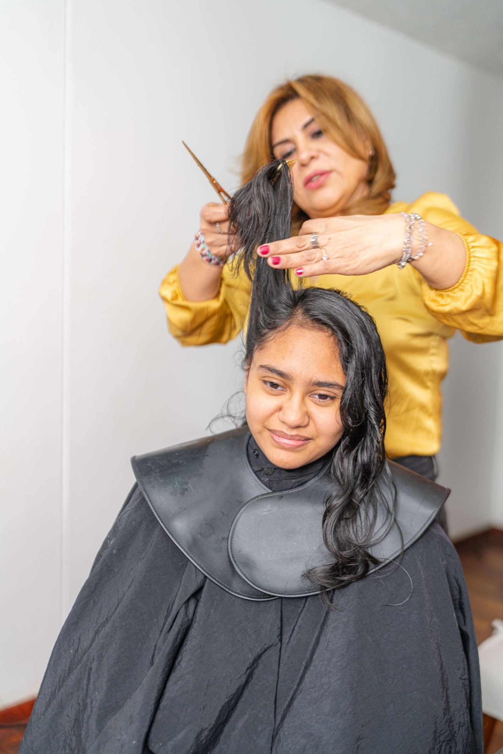 hairdresser-cutting-hair-of-client-at-home-2026-01-08-06-49-40-utc